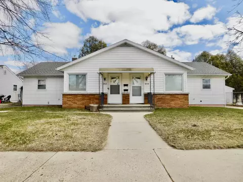953 S 37th St, Manitowoc, WI 54220