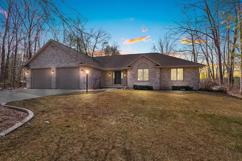 6711 Birchwood Shores Ln, Oconto Falls, WI 54154
