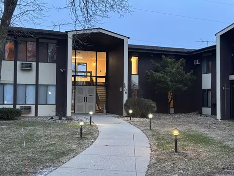 1699 Alcan Dr #114, Menasha, WI 54952