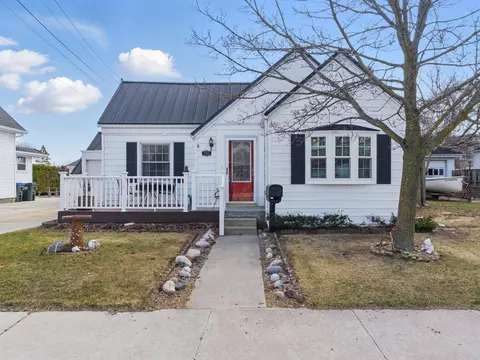 286 Mill St, Algoma, WI 54201