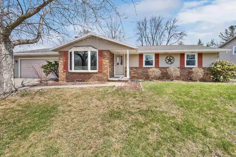 600 Masters Ln, Green Bay, WI 54311