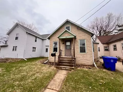 514 Desnoyer St, Kaukauna, WI 54130
