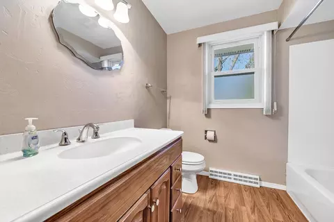 Bath - 1119 7th St, Algoma, WI 54201 photo 1 of 1