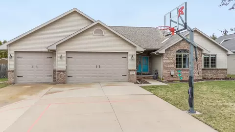 105 Edgewood Ln, Combined Locks, WI 54113