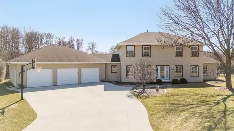 1975 Oakview Dr, Neenah, WI 54956