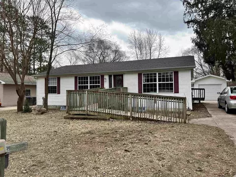 714 Clarke St, Waupaca, WI 54981