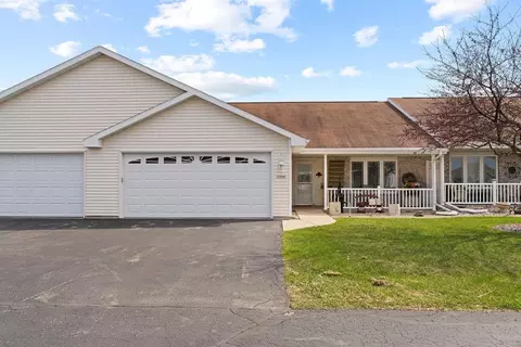 3200 Elk Ridge Dr #E, Oshkosh, WI 54904