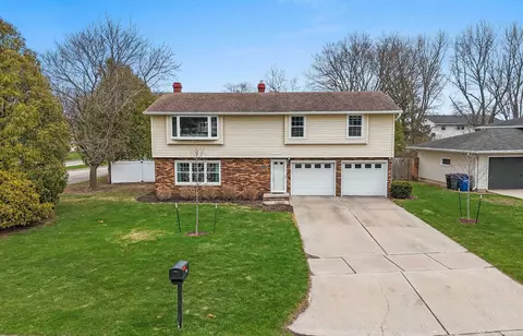736 Jamestown Ct, Green Bay, WI 54301