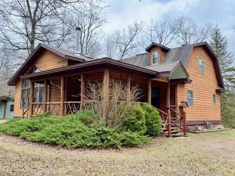 16372 Martin Ln, Crivitz, WI 54114