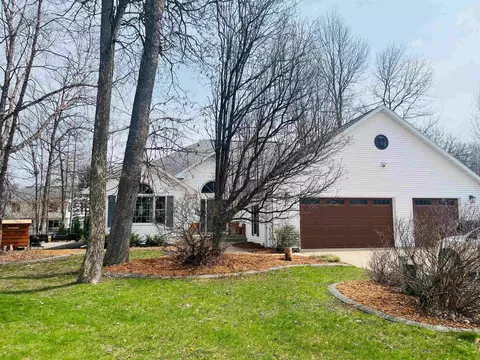 714 Sunset Ct, Waupaca, WI 54981