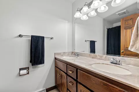 Bath - 38 Meadowbrook Ct, Appleton, WI 54914 photo 2 of 3