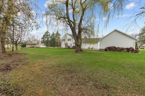 Exterior - 38 Meadowbrook Ct, Appleton, WI 54914 photo 6 of 10