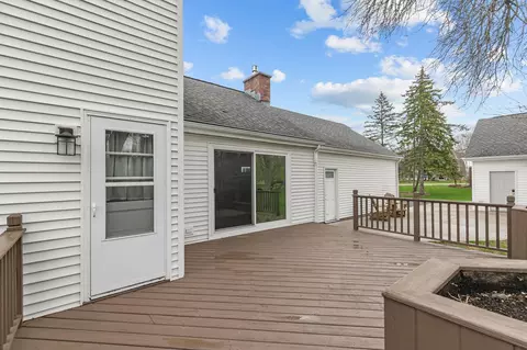 Exterior - 38 Meadowbrook Ct, Appleton, WI 54914 photo 9 of 10