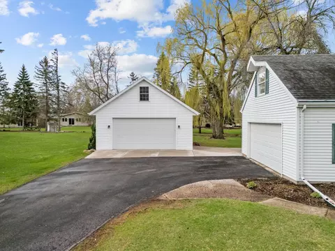 Exterior - 38 Meadowbrook Ct, Appleton, WI 54914 photo 5 of 10