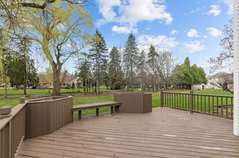 Exterior - 38 Meadowbrook Ct, Appleton, WI 54914 photo 4 of 10