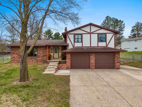 2691 Oakwood Dr, Green Bay, WI 54304