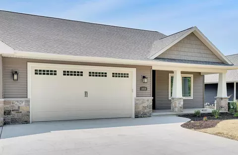 1419 Prairie Lake Cir, Neenah, WI 54956