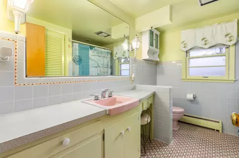 Bath - 901 E Grant St, Appleton, WI 54911 photo 2 of 4