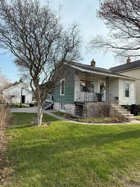 908 14th Ave, Menominee, MI 49858