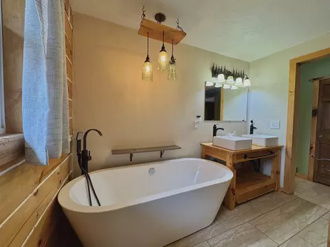 Bath - 204 E Waushara St, Berlin, WI 54923 photo 5 of 6