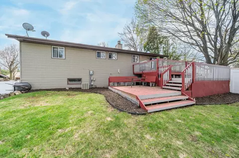 Exterior - 3000 E Killdeer Ln, Appleton, WI 54915 photo 4 of 10