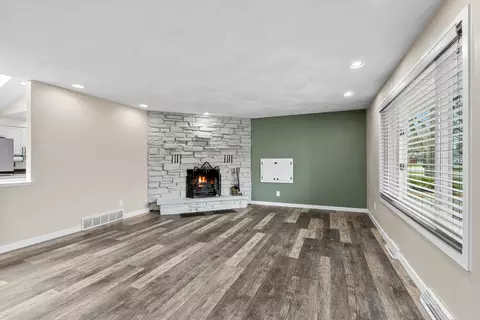 Living - 58 Partridge Ct, Appleton, WI 54915 photo 2 of 6