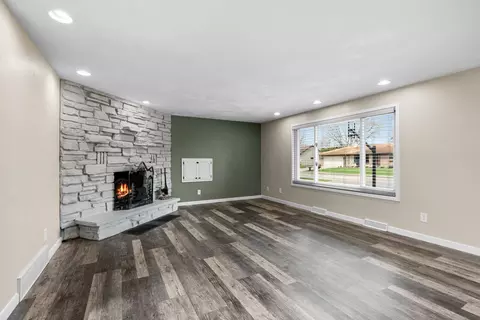 Living - 58 Partridge Ct, Appleton, WI 54915 photo 1 of 6