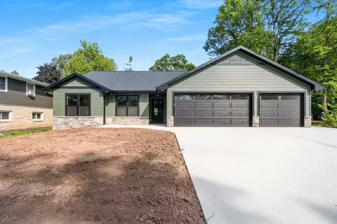 1299 Driftwood Dr, De Pere, WI 54115