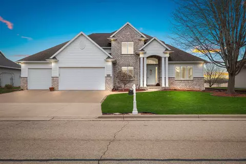 1221 Nature Trail Dr, Neenah, WI 54956