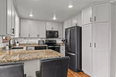 Kitchen - 3629 S Kernan Ave, Appleton, WI 54915 photo 4 of 10
