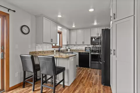 Kitchen - 3629 S Kernan Ave, Appleton, WI 54915 photo 3 of 10