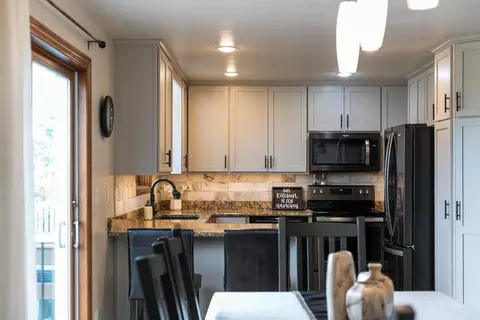 Kitchen - 3629 S Kernan Ave, Appleton, WI 54915 photo 8 of 10