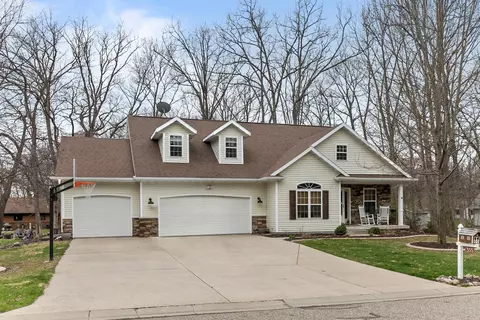 555 Woodland Cir, Waupaca, WI 54981