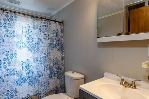 Bath - 2725 W Heather Ave, Appleton, WI 54914 photo 1 of 2