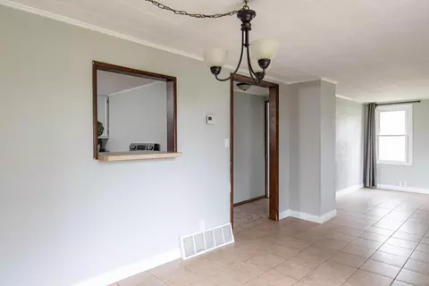 Living - 2725 W Heather Ave, Appleton, WI 54914 photo 1 of 2