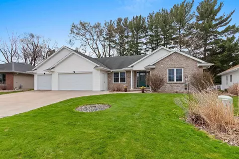 435 Meadow Wind Dr, Green Bay, WI 54311