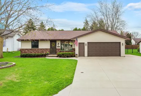1343 W Roselawn Dr, Appleton, WI 54914