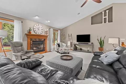 Living - 2655 Timber Crest Ct, Appleton, WI 54914 photo 3 of 4
