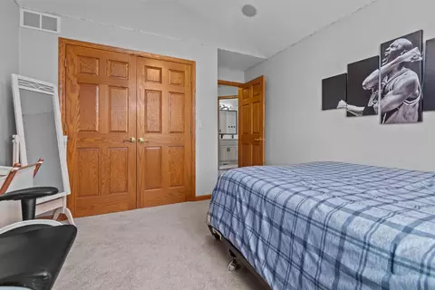 Bedroom - 2655 Timber Crest Ct, Appleton, WI 54914 photo 6 of 10
