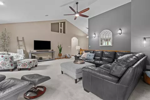 Living - 2655 Timber Crest Ct, Appleton, WI 54914 photo 2 of 4