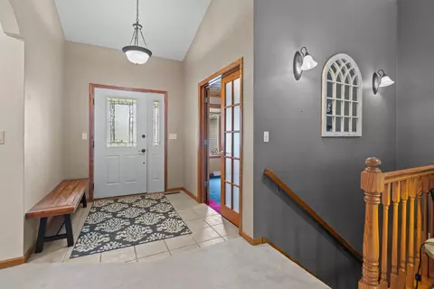 Entry Way - 2655 Timber Crest Ct, Appleton, WI 54914 photo 2 of 3