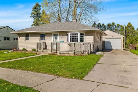 808 Forest Cir, Manitowoc, WI 54220