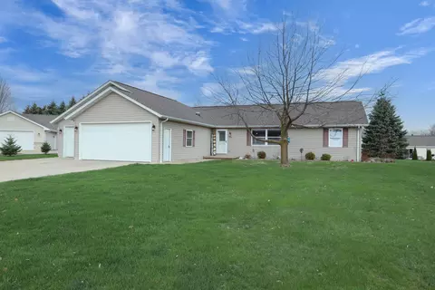 605 Field Crest Ln, Black Creek, WI 54106