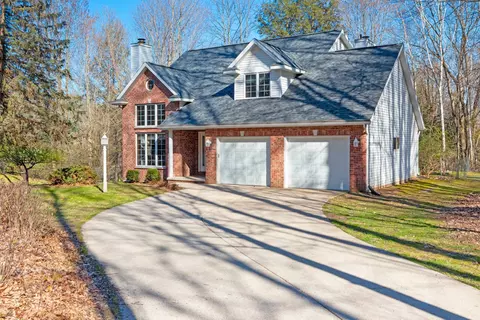 3084 River Forest Hills Dr, Pulaski, WI 54162