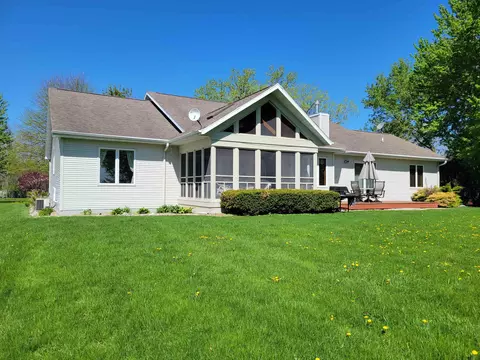 n9435 Lakeshore Drive, Van Dyne, WI 54979