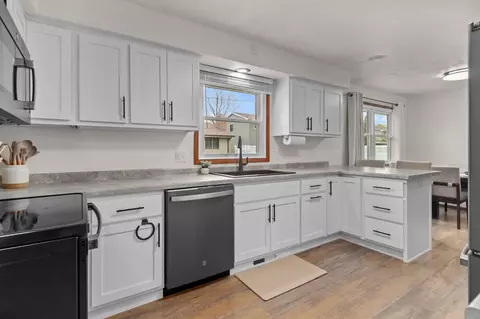 Kitchen - 2108 N Birchwood Ave, Appleton, WI 54914 photo 4 of 6