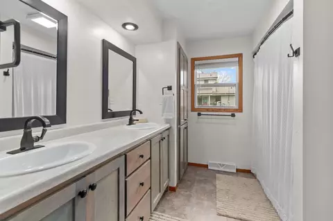 Bath - 2108 N Birchwood Ave, Appleton, WI 54914 photo 2 of 2