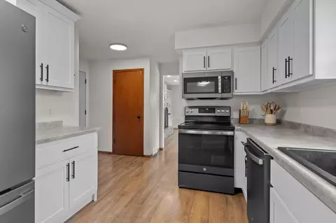 Kitchen - 2108 N Birchwood Ave, Appleton, WI 54914 photo 5 of 6