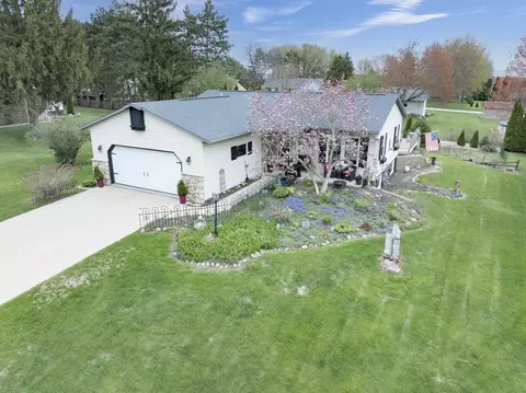 8322 Pine Cone Cir, Larsen, WI 54947