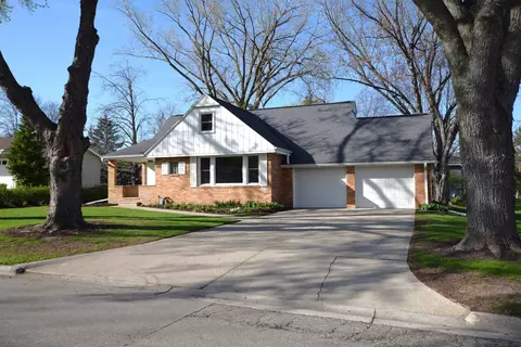 329 E Briar Ln, Green Bay, WI 54301
